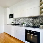 Luxury Spacious Flat In Lisbon, Ideal For Tourists Апартаменты *